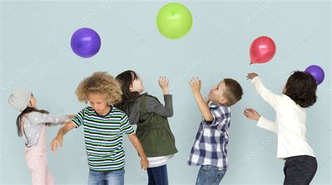 Grupo De Niños Jugando Con Globos De Colores — Foto De