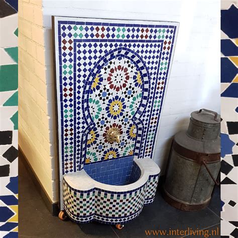 Marokkaanse Fontein Met Gekleurde ZILLIGES Mozaiek Tegels Uit Fez