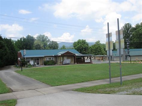 Located in the middle of townsend on an acre and a half lot, this brick rancher has central heat and air, 2 baths, covered deck area. Dock's Motel & Cabins - Townsend, TN Hotels & Cabin Rentals