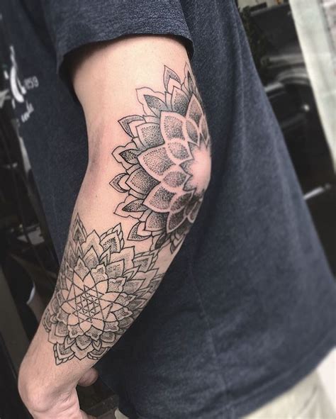 𝙿𝚒𝚗𝚝𝚎𝚛𝚎𝚜𝚝 𝚝𝚑𝚎𝚛𝚒𝚡𝚘𝚡𝚘 Elbow tattoos Sleeve tattoos Geometric tattoo elbow