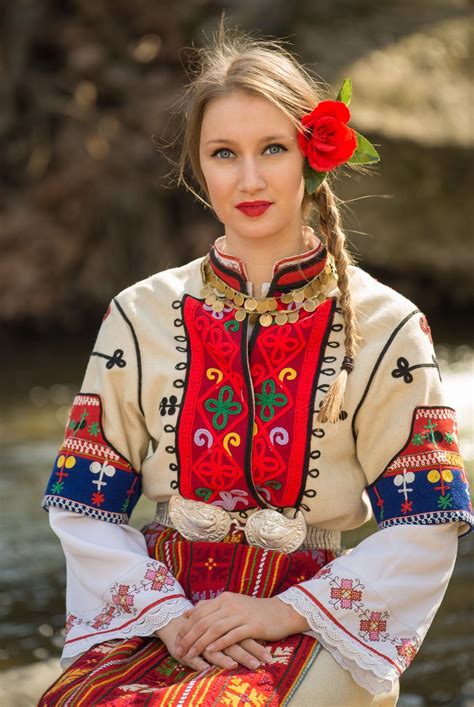Pin De Khawla Nashif En Bulgarian Folklore And Customs Vestidos Tradicionales Mujer Rusa