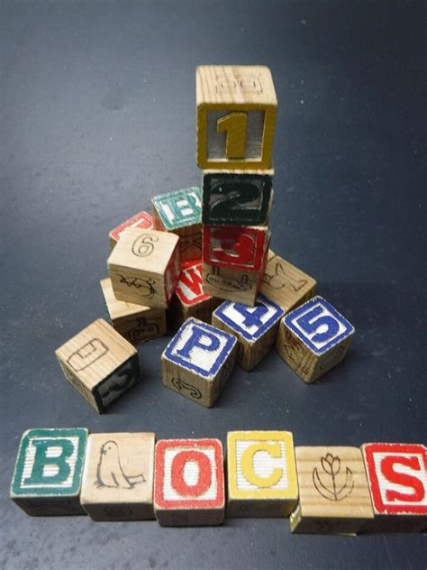 História dos brinquedos blocos do alfabeto