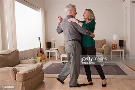 Older Couple Dancing Inside Fotografías E Imágenes De Stock Getty Images