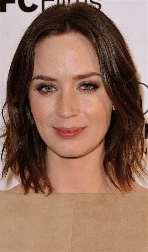 Pictures gallery of short haircuts for a saggy face. 10 Stylish Bob Hairstyles For Oval Faces