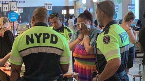 Nypd Officers Pay For Groceries Of Woman Accused Of Shoplifting At