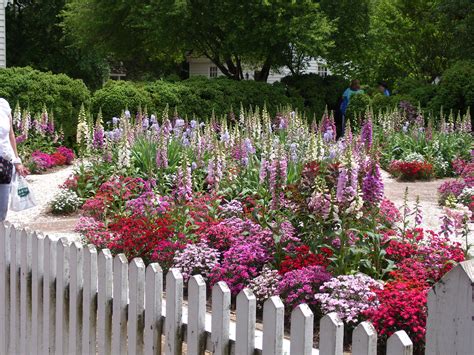 This report is generated from a file or url submitted to this webservice on january 29th 2019 20:24:37 (utc) guest system: Gardens in Williamsburg « Visit Williamsburg | Beautiful ...