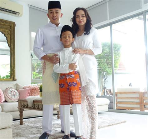Lihat di bawah antara pakaian dan tempat yang mereka pilih untuk shooting iklan ini. Baju Raya Nora Danish Disamakan Macam Alas Meja! - MYNEWSHUB
