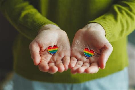 joven mujer sosteniendo coloridos corazones de arcoiris de lgbt imagen de archivo imagen de