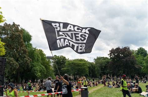 Viimeisimmät twiitit käyttäjältä black lives matter (@blklivesmatter). „Black Lives Matter"-Demo in Stuttgart: Teilnehmer ...