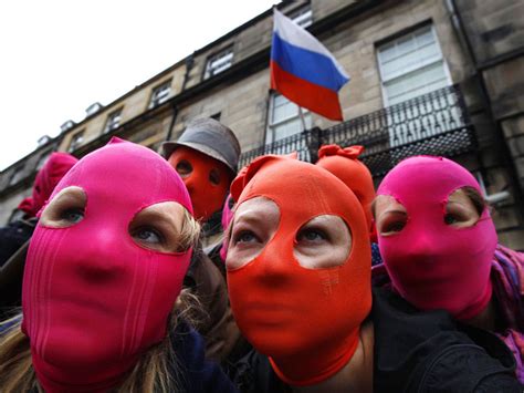 Pussy Riot поздравили Путина повесив радужные флаги на зданиях ФСБ РФ и администрации