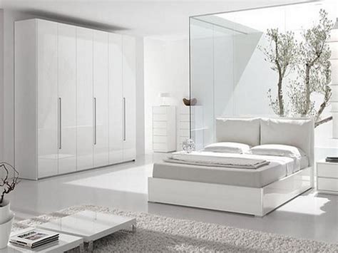 Modern bedroom design and white decorating can be made more interesting by adding contrasting textures, unusual shapes, shiny surfaces, color accents and numerous beige or gray color tones. White modern bedroom design. | White bedroom furniture ...