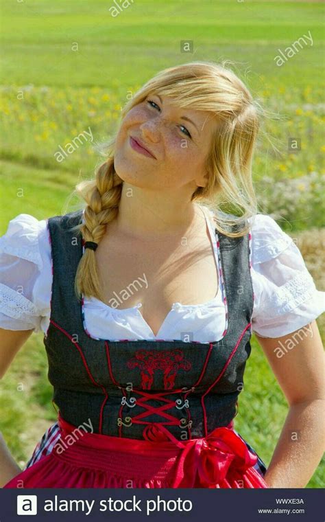 Pin By Igori On German Girls Dirndl Belly Dance Outfit Oktoberfest Woman