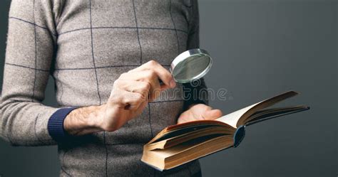Hombre Leyendo Un Libro Usando Una Lupa Foto De Archivo Imagen De