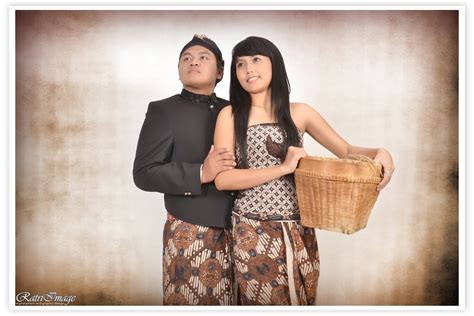 Candi ratu boko ini terletak diatas bukit, jadi kamu bisa mendapatkan mau foto prewedding sekalian wisata ke daerah paling tua di jogja? Prewedding Busana Jawa