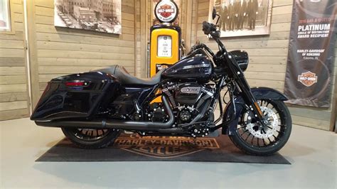 The wait is almost over… get ready for a new custom king to be crowned on november 5th! 2019 Harley-Davidson Road King Special FLHRXS-Midnight ...