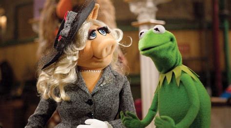 After Announcing Their Breakup Kermit The Frog And Miss Piggy Join Tinder