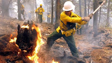 Un Centenar De Bomberos Tratan De Apagar Un Fuerte Incendio Forestal En
