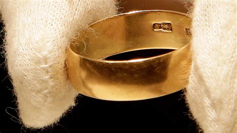 oswald wedding ring among items up for auction