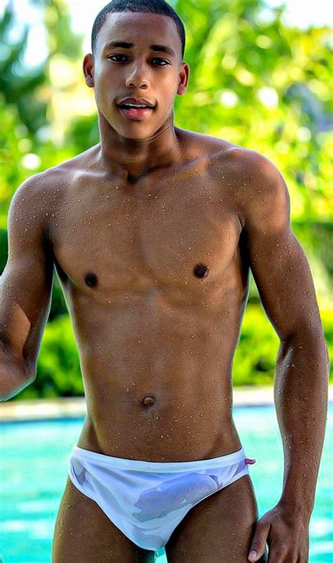 Joven guapo brasileño marcando paquete Tema Gay Porno Sexo Fotos