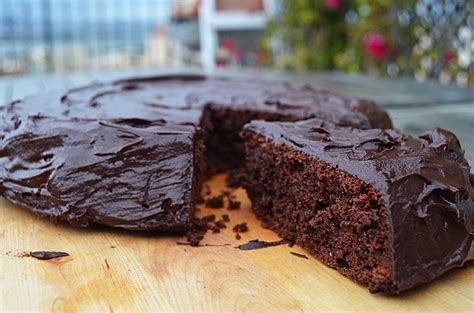 Avevo tantissimo cioccolato da smaltire, quindi oggi ho deciso di preparare questa golosa torta al cioccolato bimby. Torta al cioccolato con cuore morbido e nocciole con ...