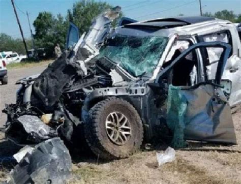 Un conductor se queda dormido al volante de un camión enorme que transportaba leche provocando un violento accidente en texas, estados unidos. Muere mujer en accidente automovilístico en Laredo, Texas ...