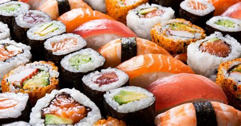 Mettete il riso in una ciotola e fate qualche risciacquo fino a quando l'acqua non apparirà finalmente limpida. La ricetta del sushi da preparare in casa