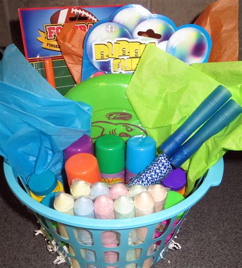Looking for good giveaway ideas? Room Mom Extraordinaire: Summer Fun Basket for Kids