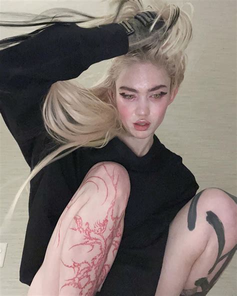 Grimes Debuts Fresh Alien Scar Chest Tattoos Chipped Tooth
