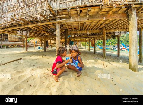 Surin Islands Phang Nga Thailand January 3 2016 Sea Gypsy Kids