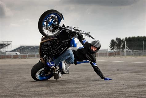 10 Of The Craziest Motorcycle Stunts Ever Performed Autowise