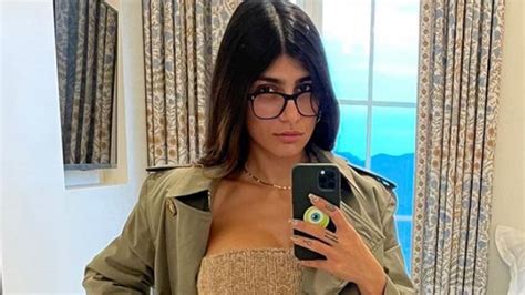 Brutal Mia Khalifa Se Deja Ver En Espectacular Ba Ador Azul Y Presume Su Marcado Abdomen Tribuna