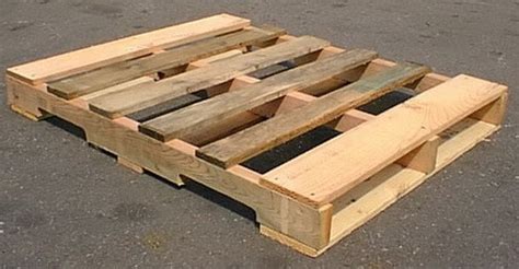 Make your outdoor vision a reality. How To Make A DIY Deck Rail Garden Planter From A Pallet