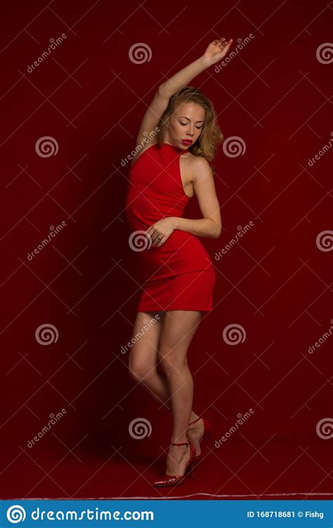 Tir Dynamique Dune Belle Jeune Femme Sexy Dans Une Danse Robe Rouge