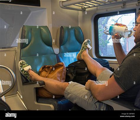 Ein Unfreundlich Mann Nimmt Zu Viele Sitze Im Zug Stockfotografie Alamy