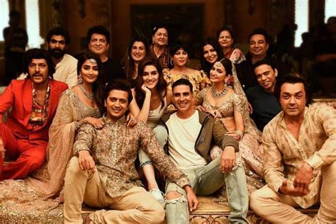 Akshay Kumar Wraps Up Housefull 4 Shares Group Photo With The Star Cast Bollywood Hindustan