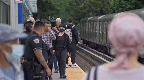 Man Dies After Train Drags Him Onto Tracks Mta Officials