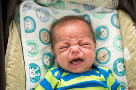 如果你的宝宝在婴儿车里哭怎么办当这几乎是不可能的时候安抚你的孩子儿童和青少年健康文章家庭健康中心