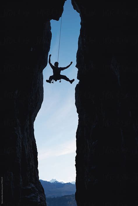 Climber Falling From The Rock Secured By The Rope Del Colaborador De