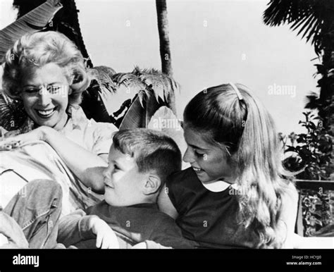 dinah shore mit ihren kindern v l john david montgomery melissa montgomery ca 1963