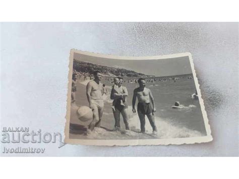 Снимка Двама мъже и жена с момченце на брега на морето Стари снимки Изделия от хартия