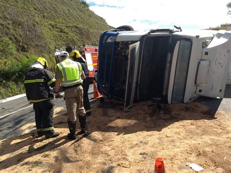 Carreta Bitrem Carregada De Frango Tomba Na Br Sul De Minas G