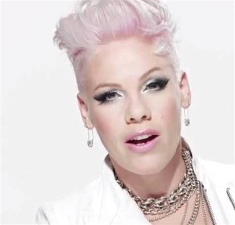 P Nk LQQKIN AS BEAUTIFUL AS EVER THAT IS Y SHE IS A COVER GIRL MODEL Pink