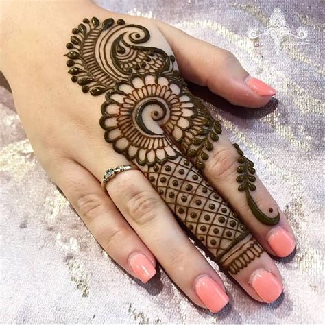 Stylish And Elegant Finger Mehndi Designs Tikli