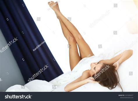 Adult Naked Woman Lying Bed Morning库存照片 Shutterstock