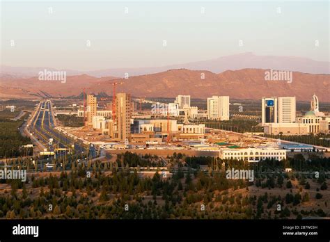 Ashgabat en Turkmenistán con múltiples edificios de ministerios