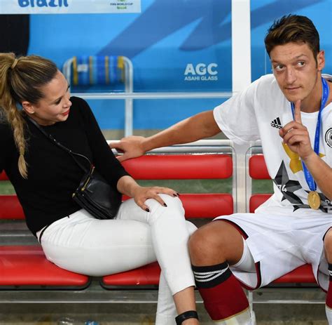 Doch jetzt überrascht mandy capristo mit einem neuen pärchenfoto. Trennung offiziell : Mandy Capristo macht Schluss, Mesut ...