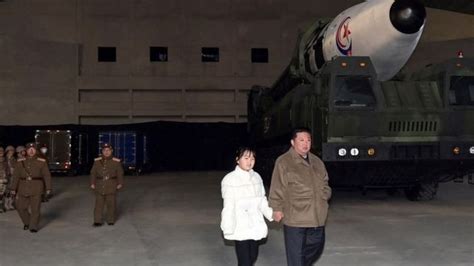 북한 김정은 딸 첫 공개미사일발사장 동행한 이유는 BBC News 코리아