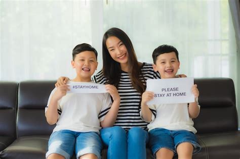 Belle Jeune Maman Asiatique Avec Ses Deux Fils Montre Du Papier Pour Rester La Maison Pour