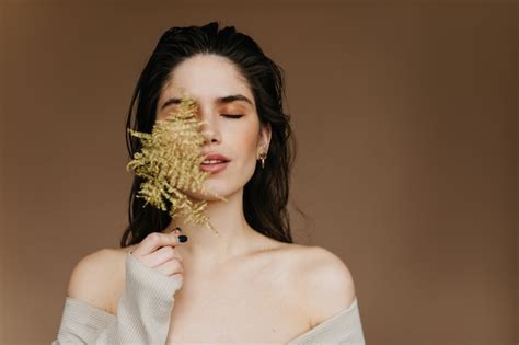 Alegre Dama Europea Con Maquillaje Nude Posando Con Planta Glamorosa