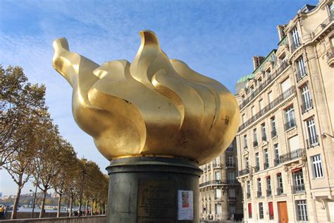 She once briefly dated prince charles and was the one who he was also a statue committee member. Paris, Lady Diana, Flamme de la Liberté